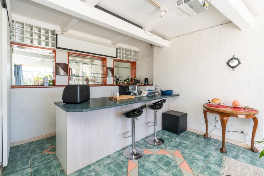 6 Bedroom Property for Sale in Vredehoek Western Cape